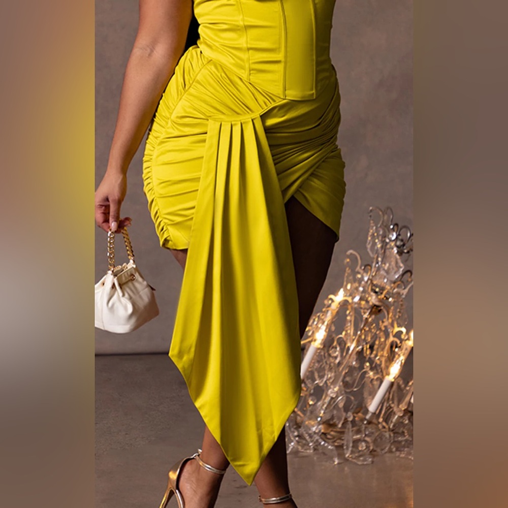 Pretty little thing PLUS CHARTREUSE CONSTRUCTED SATIN RUCHED DRAPE BODYCON SKIRT - Picture 4 of 6